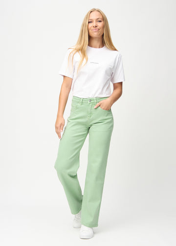 Fuldt billede af model i lysegrønne loose jeans.