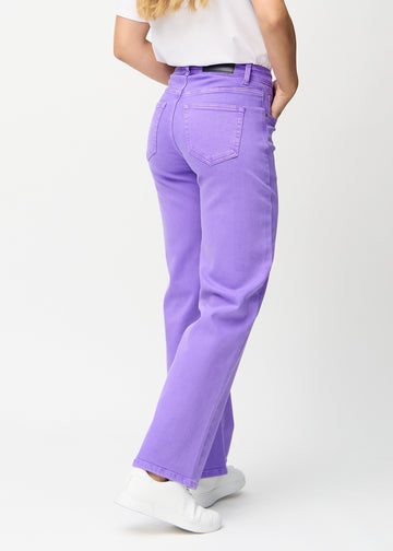 Lilla loose jeans set bagfra, så man kan se hele produktet.