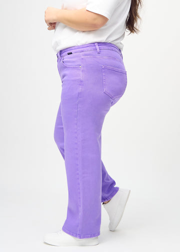 Lilla loose jeans set fra siden på en plus-size model.