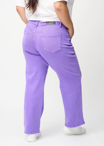 Lilla loose jeans set bagfra på en plus-size model, så man kan se hele produktet.