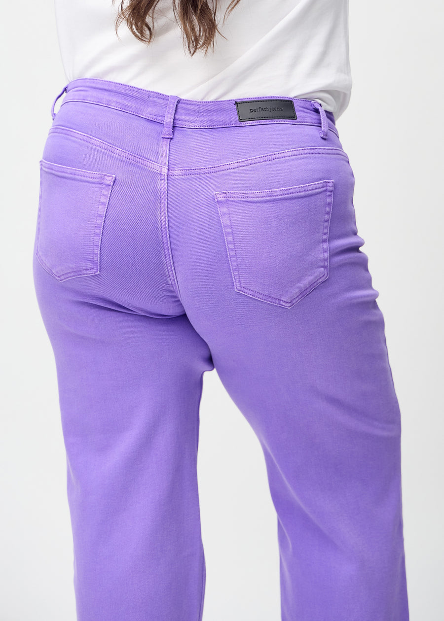 Lilla loose jeans set bagfra tæt på en plus-size model for at vise detaljer.