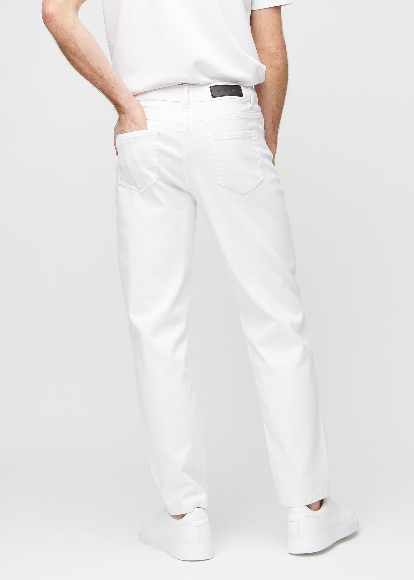 Hvide regular jeans set bagfra, så man kan se hele produktet.