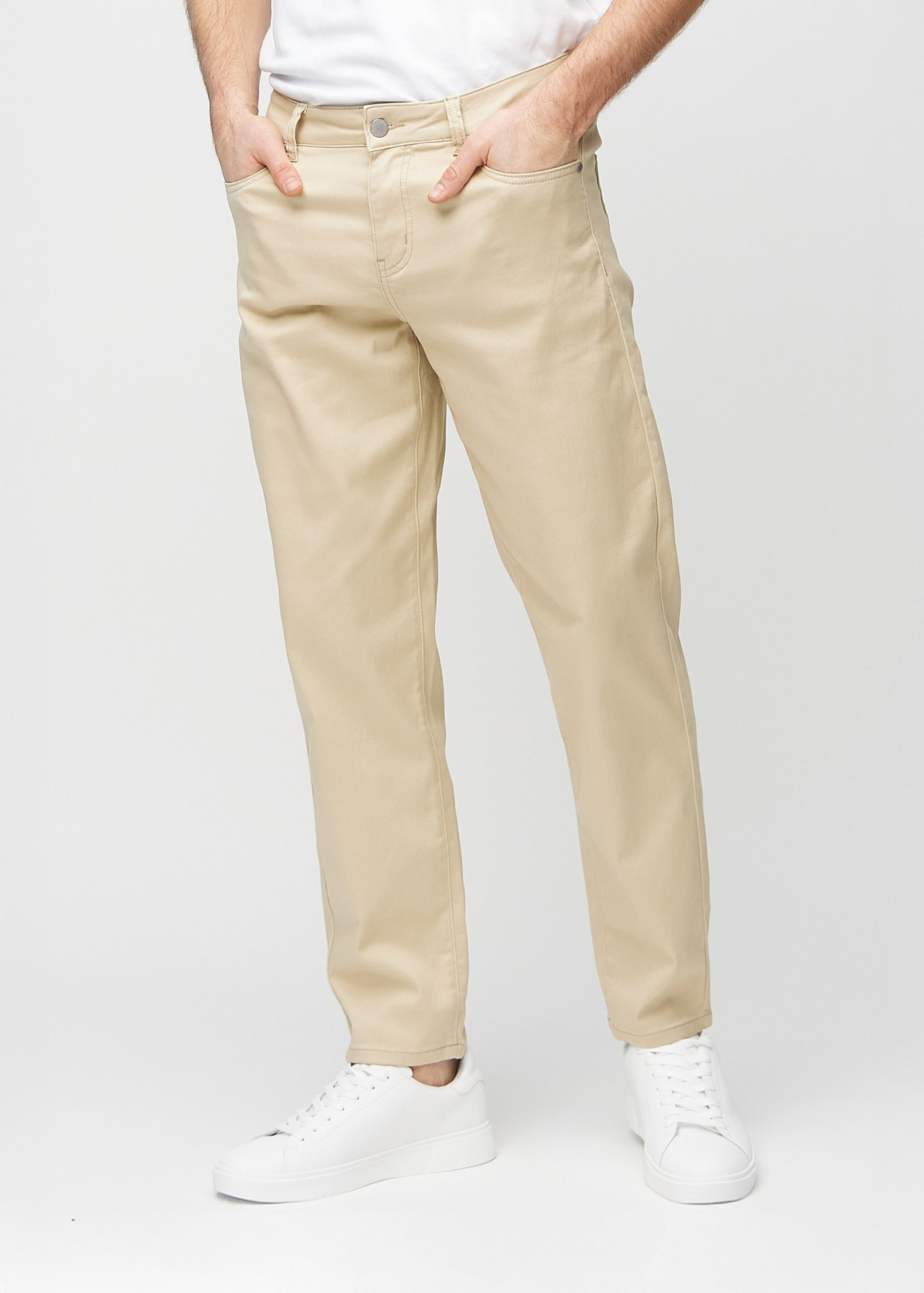 Mand iført et par beige straight leg jeans