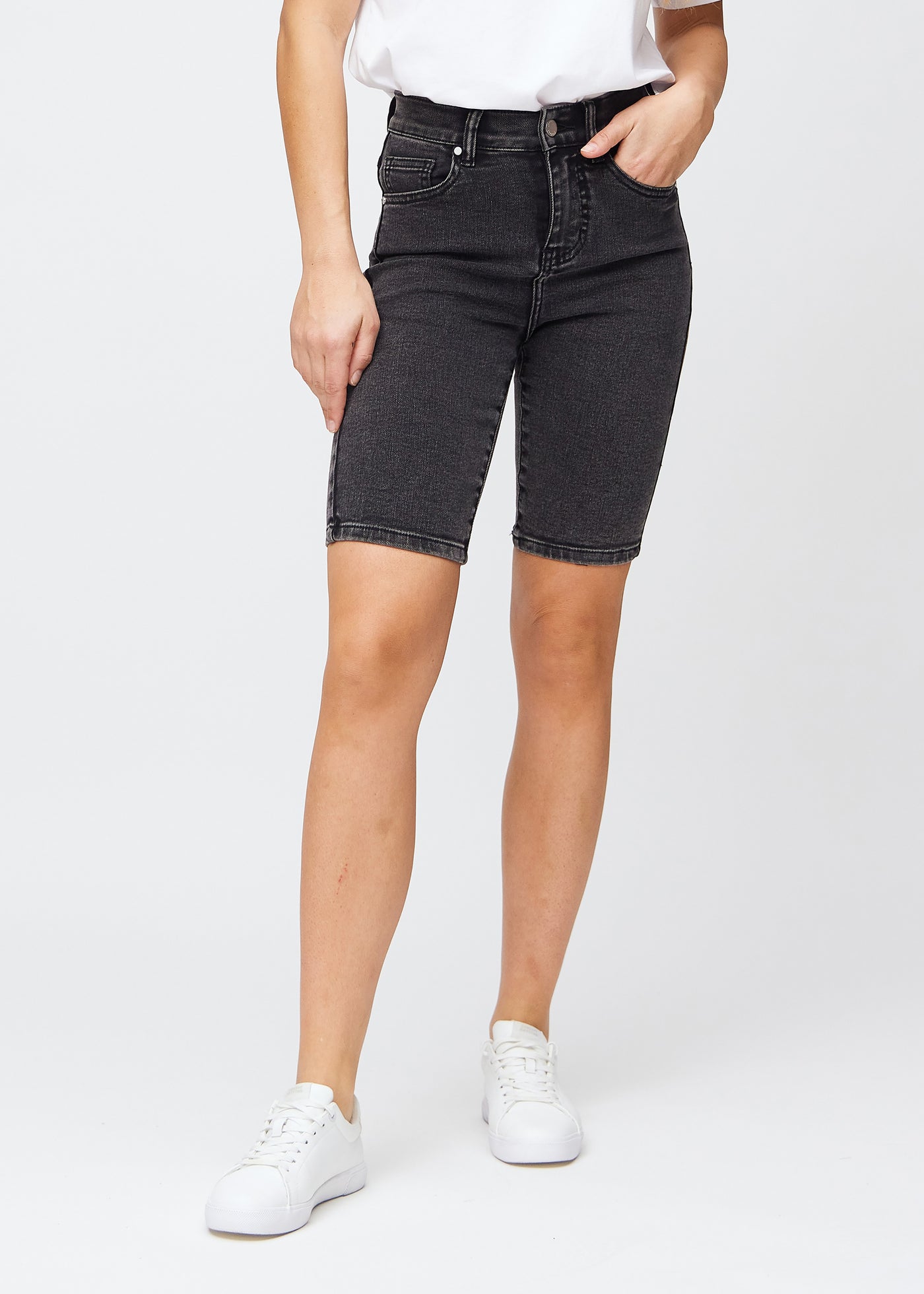 Mørkegrå denim skinny middle shorts, modelnavn Shadows, som sidder tæt til låret og slutter lige over knæet, set forfra.