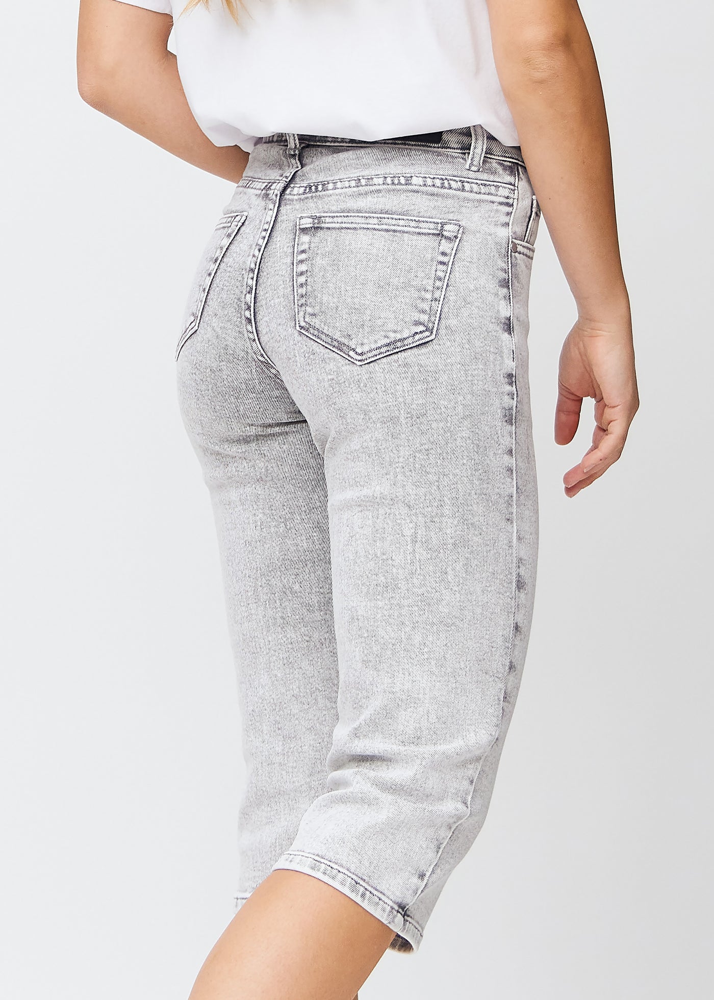 Lysegrå denim regular capris set bagfra tæt på for at vise detaljer.