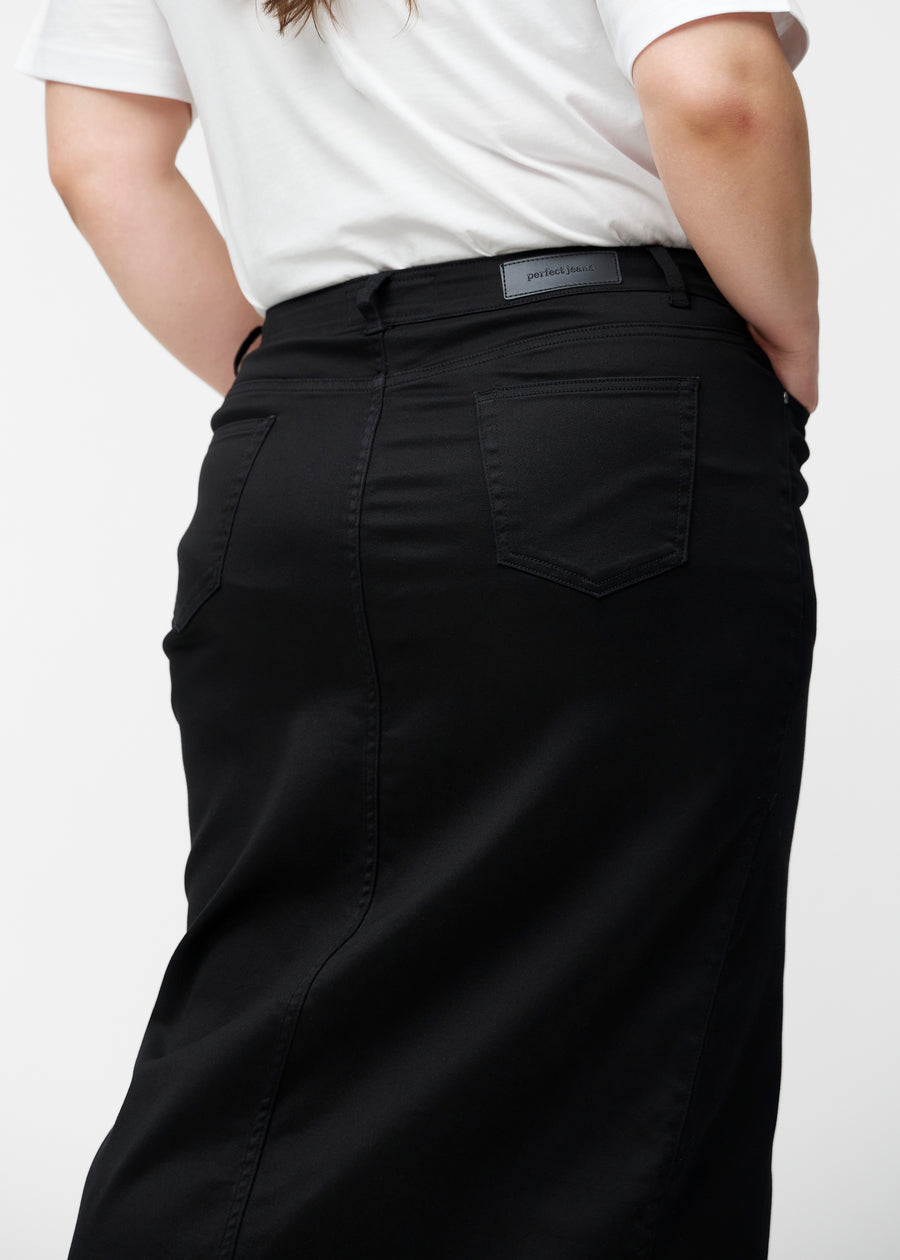 Lang, sort jeansnederdel i farven Ravens set bagfra tæt på på plus-size model for at vise pasform og detaljer.