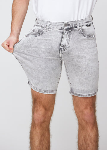 Model strækker shortsene ved låret for at vise stretch.