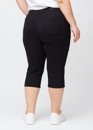 Sorte slim capris set bagfra på en plus-size model – tydeligt billede af hele produktet og lommer.