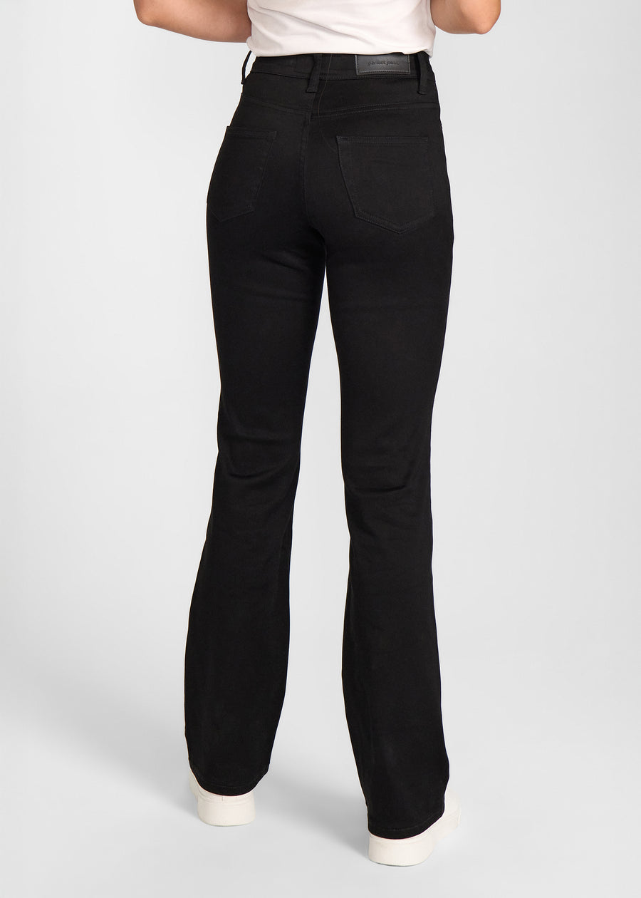 Sort bootcut jeans, modelnavn Ravens, som sidder tæt om hofter og lår med et let svaj fra knæet og ned, set bagfra, så man kan se hele produktet.