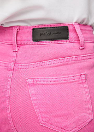 Baglommen på et par lyserøde skinny short shorts, hvor man kan se logoet.