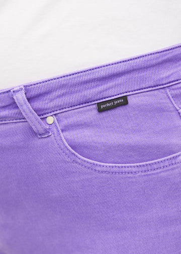 Forlommen på et par lilla skinny middle shorts, hvor man kan se logoet på en plus-size model.