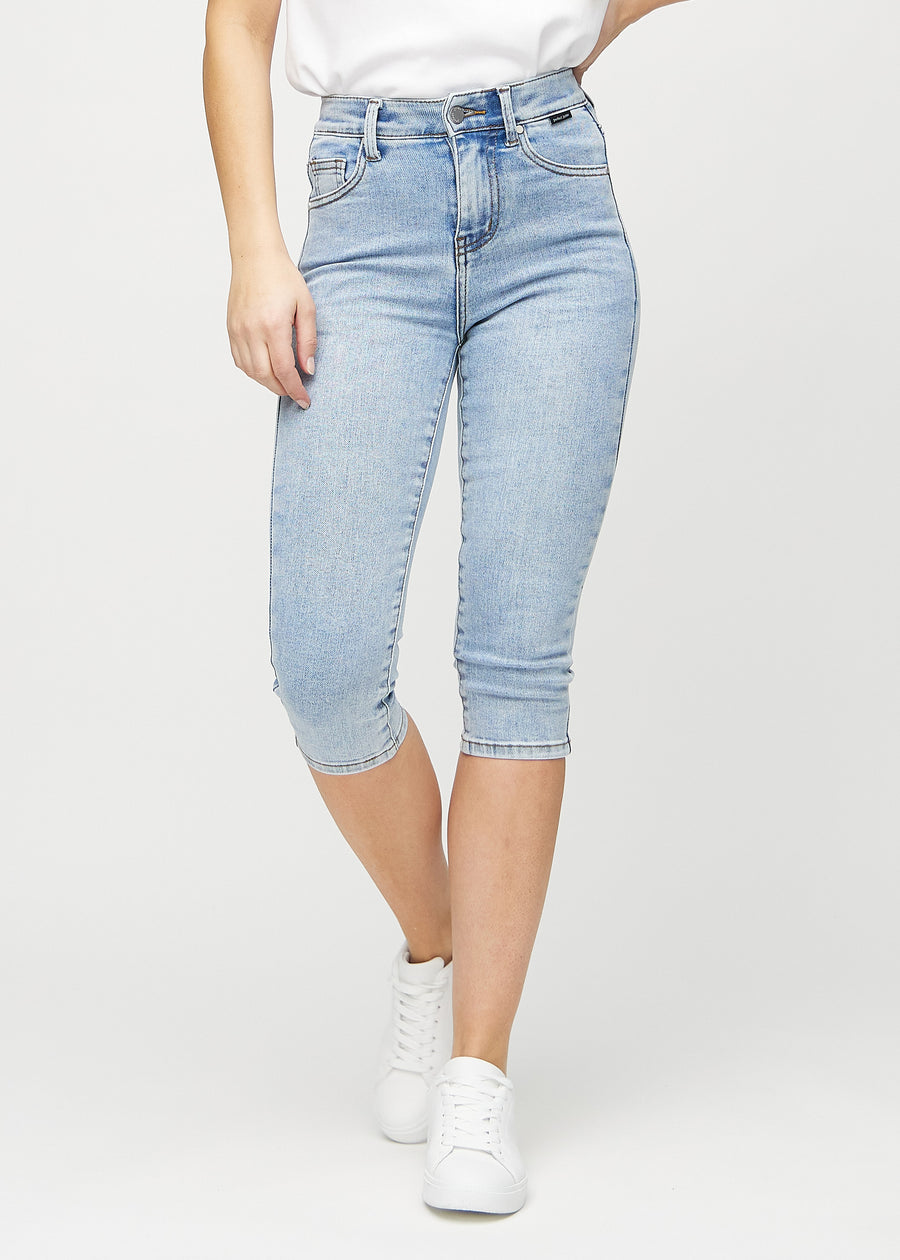 Lys denim skinny capris, modelnavn Waves, som sidder tæt til benet og slutter lige under knæet, set forfra.