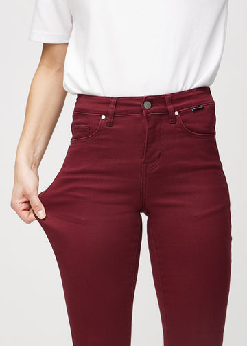 Model strækker jeansene ved låret for at vise stretch.