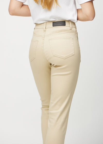Beige slim jeans set bagfra tæt på for at vise detaljer.