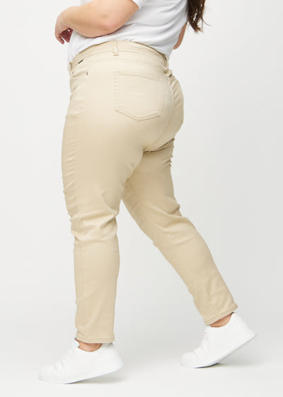 Beige slim jeans set fra siden på en plus-size model.