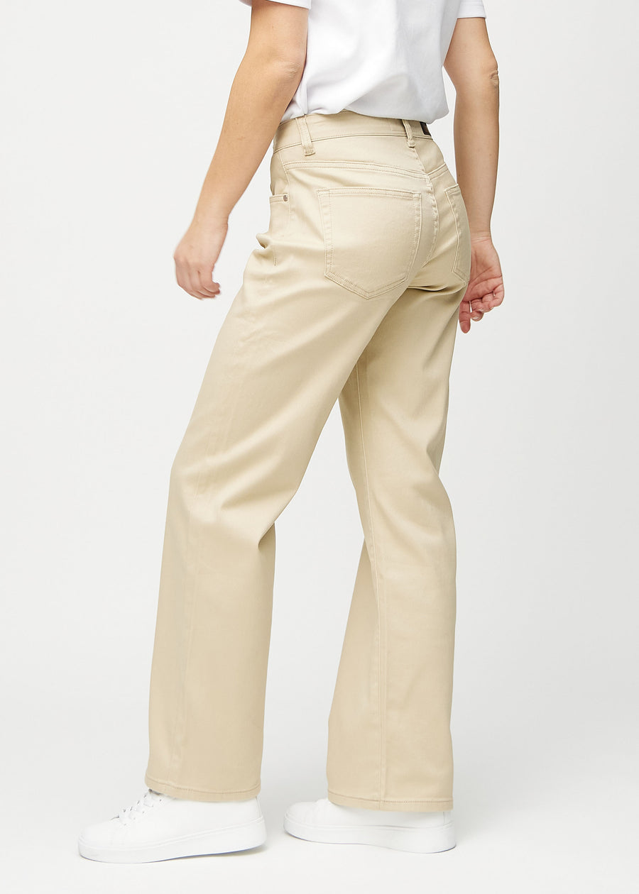 Beige loose jeans set fra siden på model.