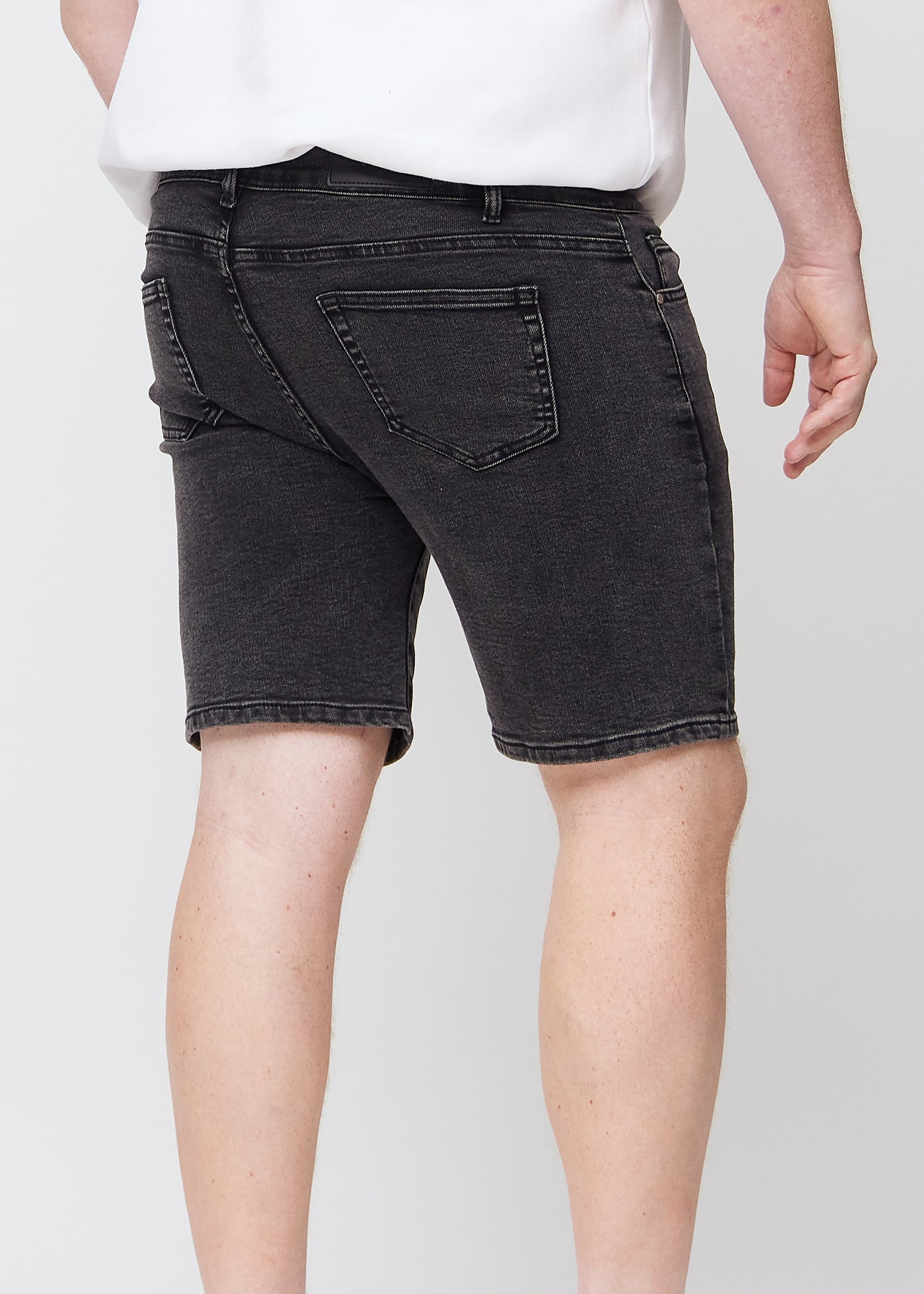 Mørkegrå denim regular middle shorts set bagfra tæt på en plus-size model for at vise detaljer.