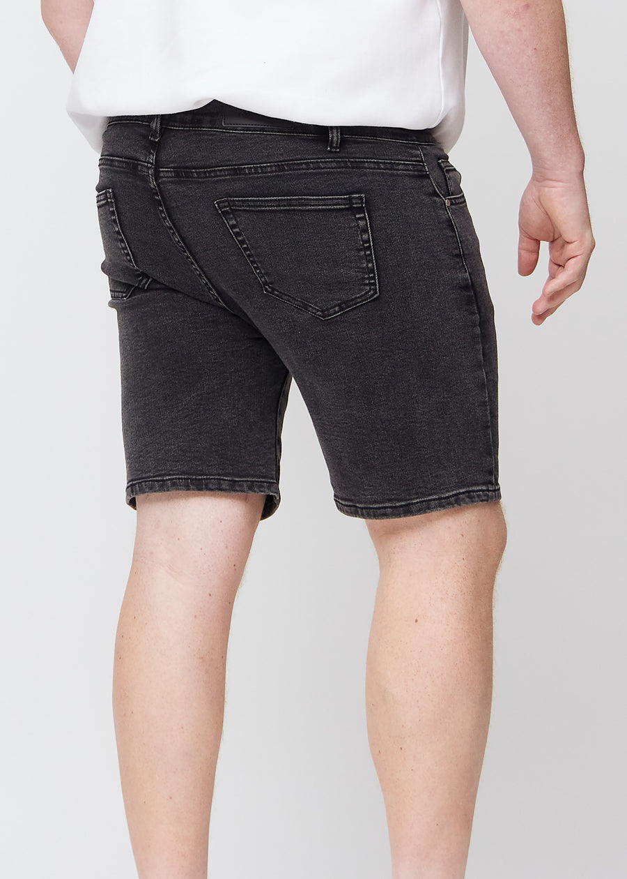 Mørkegrå denim regular middle shorts set bagfra tæt på en plus-size model for at vise detaljer.