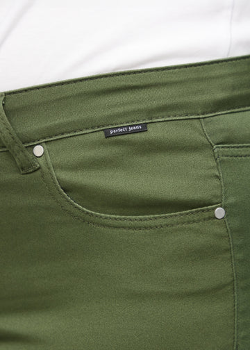 Nærbillede af grønt jeansmateriale med Perfect Jeans logoetiket ved forlommekanten, på en plus-size model.