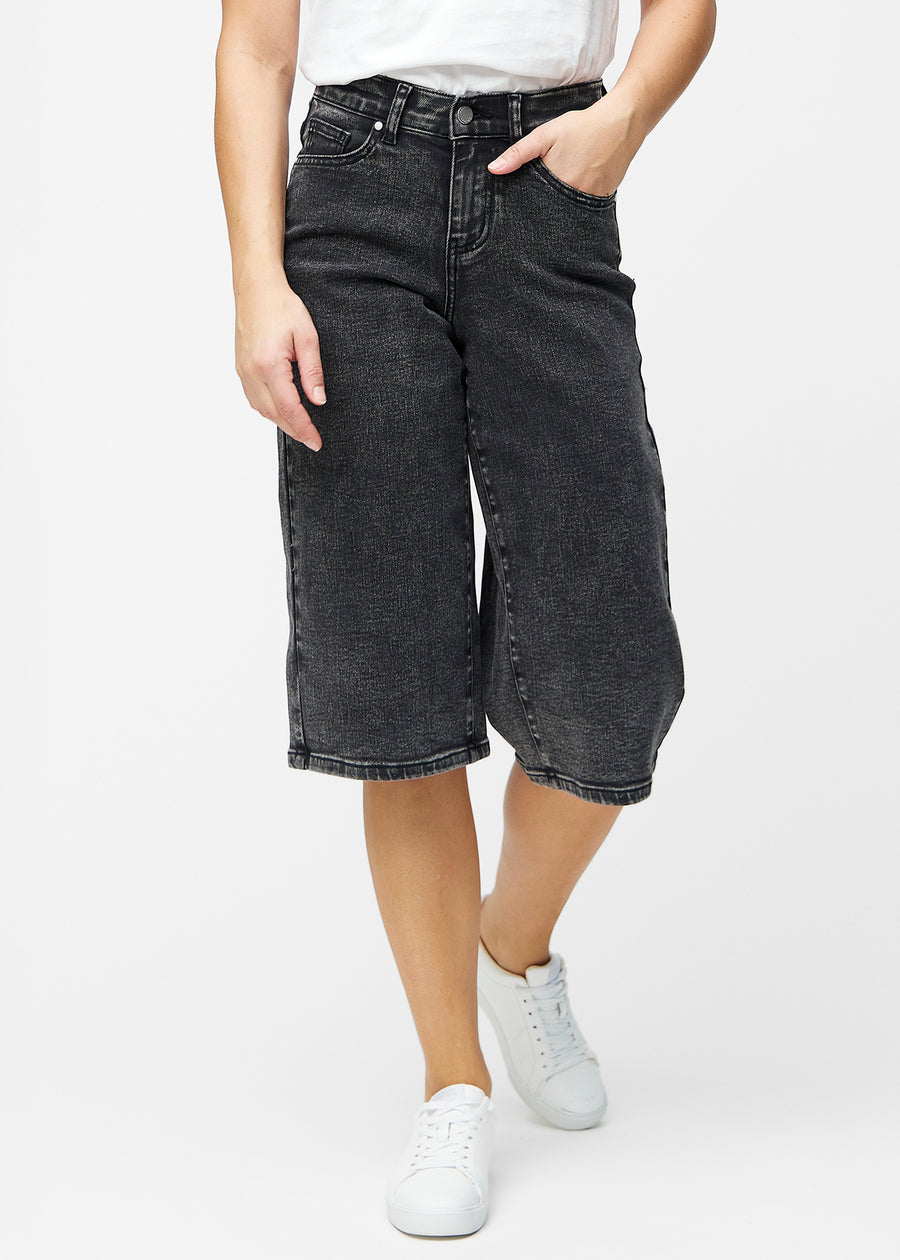 Løse, mørkegrå denim capris i farven Shadows, der sidder til ved hoften og falder løst ned over lårene til lige under knæet, set forfra.
