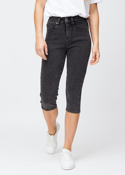 Mørkegrå denim slim capris, farve Shadows, med tætsiddende pasform der former benene og slutter lige under knæet – set forfra.