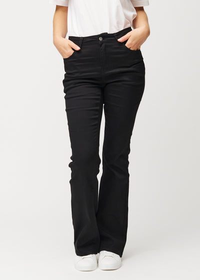 Sorte mid-rise bootcut jeans, modelnavn Ravens, som sidder tæt fra hofte til lår og har et let svaj forneden, set forfra.