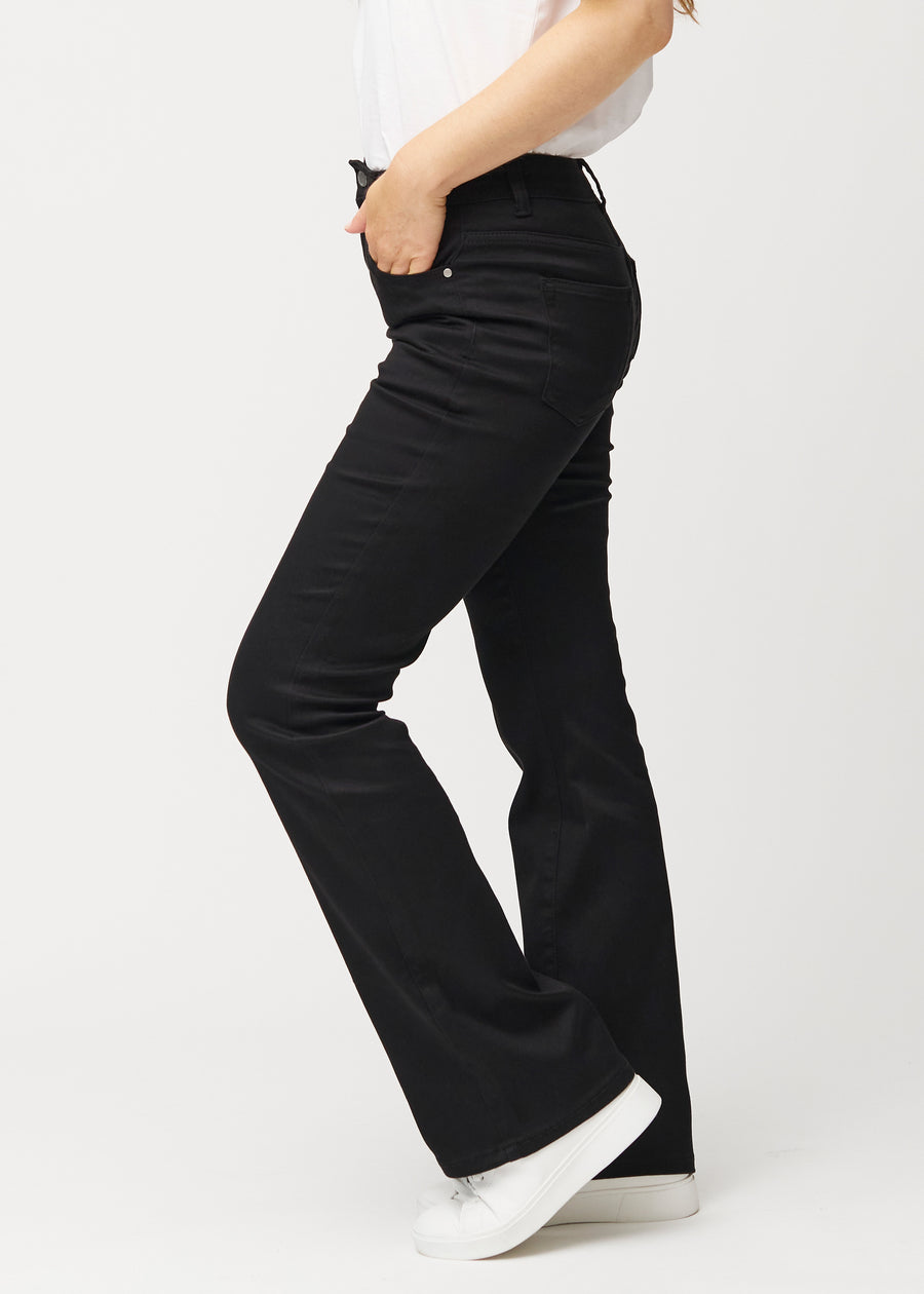 Sorte mid-rise bootcut jeans set fra siden på model.