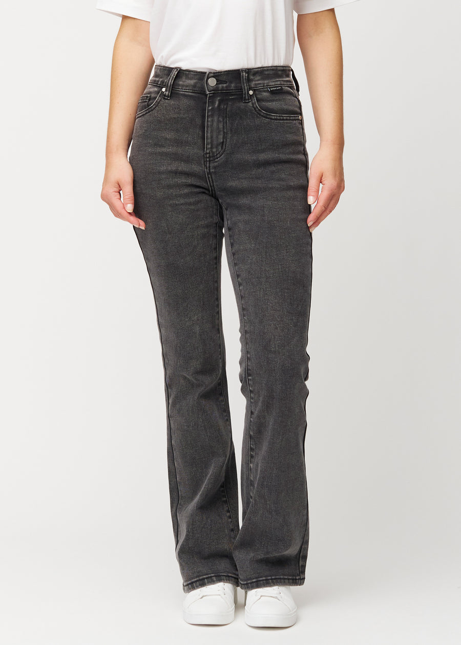 Mørkegrå mid-rise bootcut-jeans i fargen Shadows. Sett forfra på en modell, med tettsittende passform over hofter og lår og lett utsving nederst.