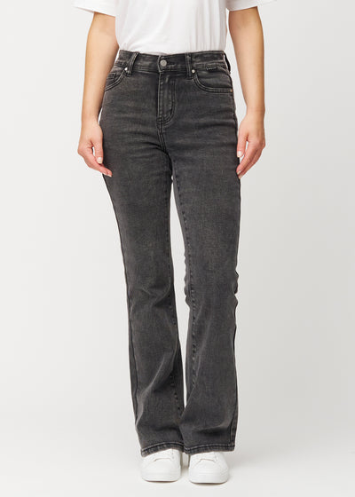Mørkegrå mid-rise bootcut-jeans i fargen Shadows. Sett forfra på en modell, med tettsittende passform over hofter og lår og lett utsving nederst.