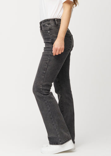 Mørkegrå mid-rise bootcut-jeans i fargen Shadows. Sett fra siden på en modell.
