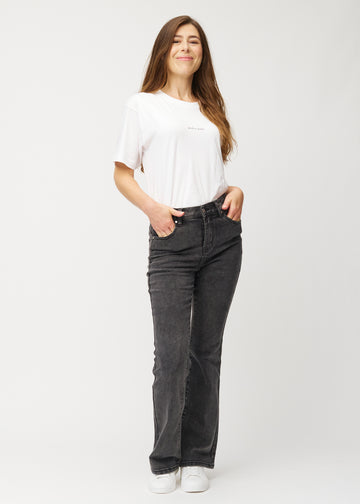 Mørkegrå mid-rise bootcut-jeans i fargen Shadows. Helhetsbilde av en modell med jeansene på.