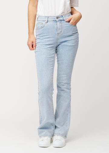 Lyseblå mid-rise bootcut-jeans i fargen Waves. Sett forfra på en modell, med tettsittende passform over hofter og lår og lett utsving nederst.