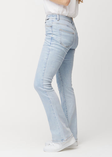 Lyseblå mid-rise bootcut-jeans i fargen Waves. Sett fra siden på en modell.
