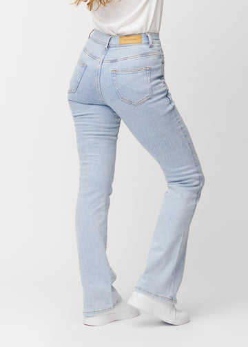 Lyseblå mid-rise bootcut-jeans i fargen Waves. Sett bakfra på en modell, slik at hele passformen vises.