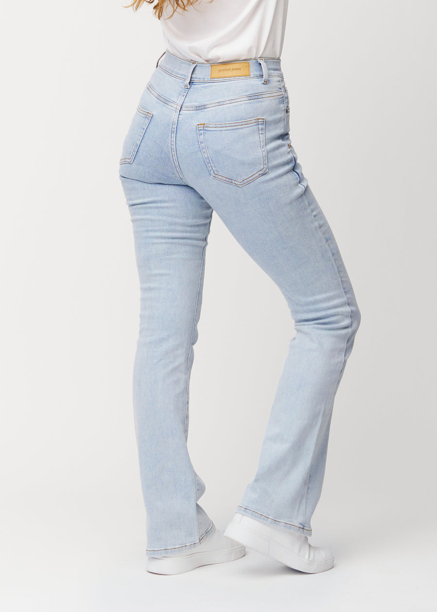 Lyseblå mid-rise bootcut-jeans i fargen Waves. Sett bakfra på en modell, slik at hele passformen vises.