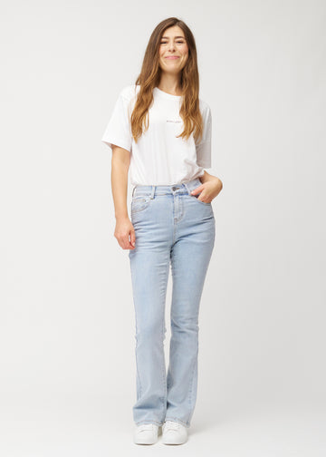 Lyseblå mid-rise bootcut-jeans i fargen Waves. Helhetsbilde av en modell med jeansene på.