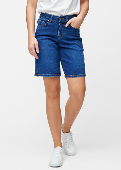 Løse, mørkeblå denim shorts i farven Oceans, der sidder til ved hoften og falder løst ned over lårene til lige over knæet, set forfra.