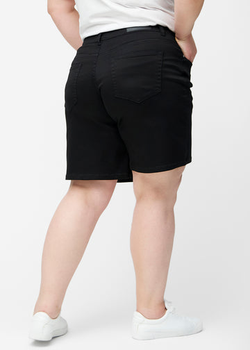 Løse, sorte shorts i farven Ravens set bagfra på plus-size model, så pasform og længde kan ses.