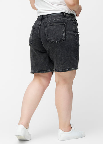 Løse, mørkegrå denim shorts i farven Shadows set bagfra på plus-size model, så pasform og længde kan ses.