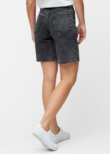 Løse, mørkegrå denim shorts i farven Shadows set bagfra, så pasform og længde kan ses.