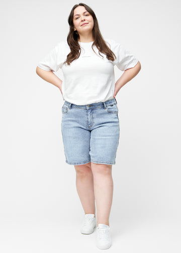 Løse, lyseblå denimshorts i fargen Waves sett bakfra på nært hold på plus-size modell for å vise passform og detaljer.