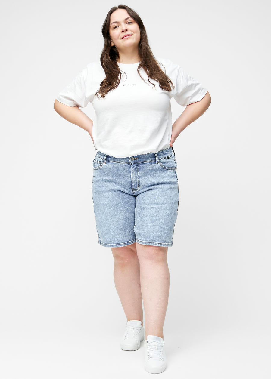 Løse, lyseblå denimshorts i fargen Waves sett bakfra på nært hold på plus-size modell for å vise passform og detaljer.