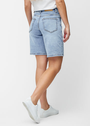 Løse, lyseblå denimshorts i fargen Waves sett bakfra, slik at passform og lengde kan sees.
