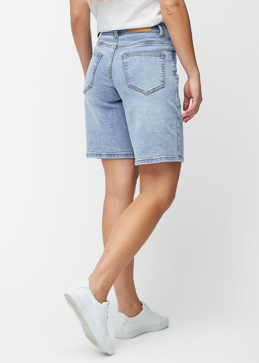 Løse, lyseblå denimshorts i fargen Waves sett bakfra, slik at passform og lengde kan sees.