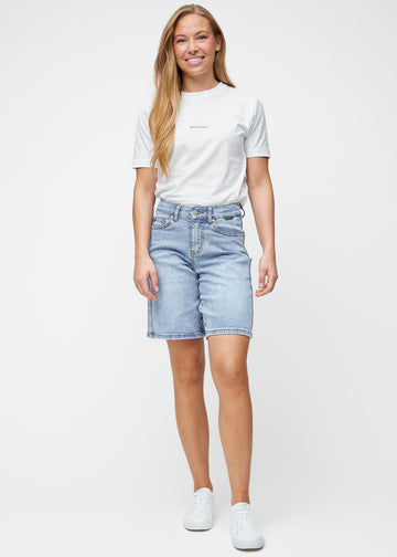 Løse, lyseblå denimshorts i fargen Waves sett bakfra på nært hold for å vise passform og detaljer.