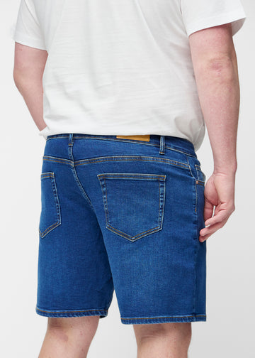 Mørkeblå denimshorts til herre i fargen Oceans sett bakfra på nært hold på plus-size modell.