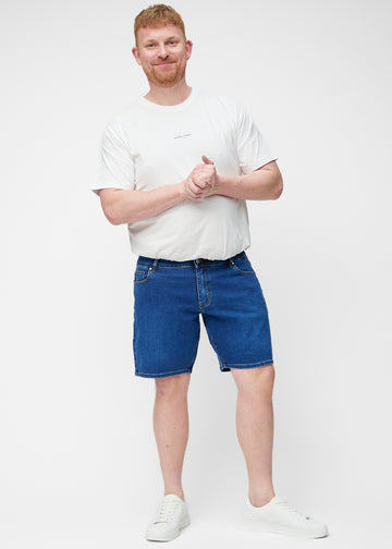 Fullt bilde av plus-size modell i mørkeblå denimshorts til herre i fargen Oceans med regular passform.