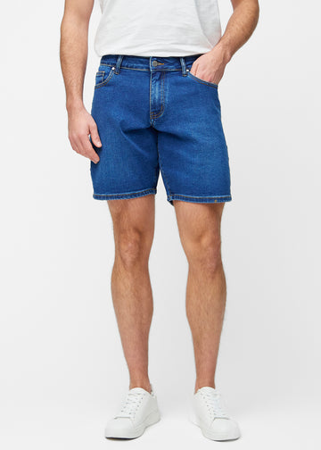Mørkeblå denimshorts til herre i fargen Oceans med regular passform som sitter naturlig ved hoften og gir luft rundt lårene, sett forfra.