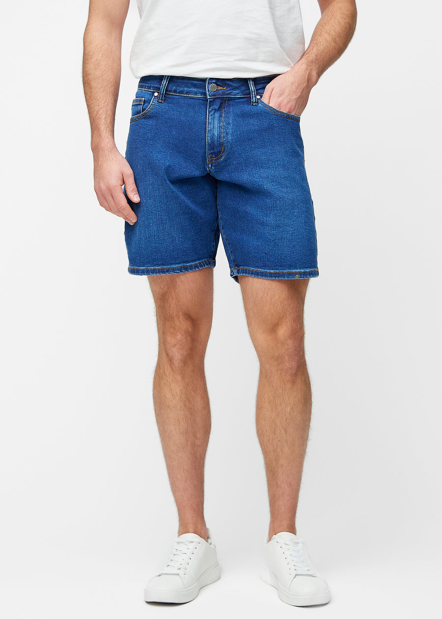 Mørkeblå denimshorts til herre i fargen Oceans med regular passform som sitter naturlig ved hoften og gir luft rundt lårene, sett forfra.
