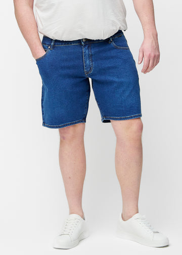 Mørkeblå denimshorts til herre i fargen Oceans med regular passform sett forfra på plus-size modell.